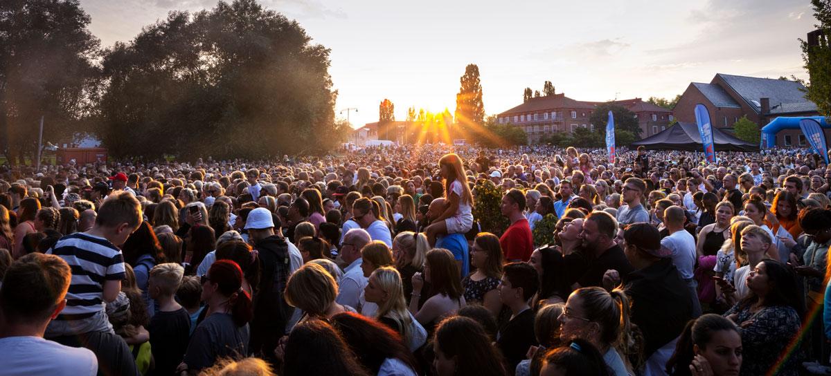 Publikhav med solnedgång i Vasaparken under Augustifesten 2022 